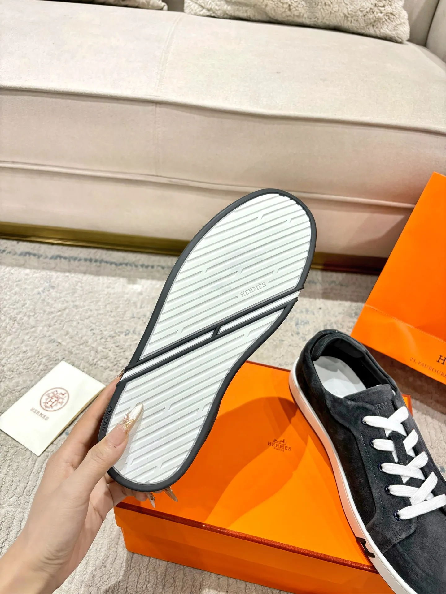 👟👟Ex-factory price 640👟👟 Men's model ➕10 Hermes·Hermès 2025ss new Lucky series men's leather loafers casual sports shoes for women Top version 🔝Original purchase, development and production👍🏻 This Hermès sports shoe is made of calfskin and suede goatskin, with iconic "H" details on the side, creating a dynamic and fashionable style. 💘 💜Material: original imported first-layer cowhide 💛Inner lining: original customized soft sheepskin 💚Sole: original molded non-slip TPU outsole ❤️Sole thickness: about 2.5cm 🤍Number of yards: 35-45👣 (40 for women and 45 for men, custom-made and non-refundable